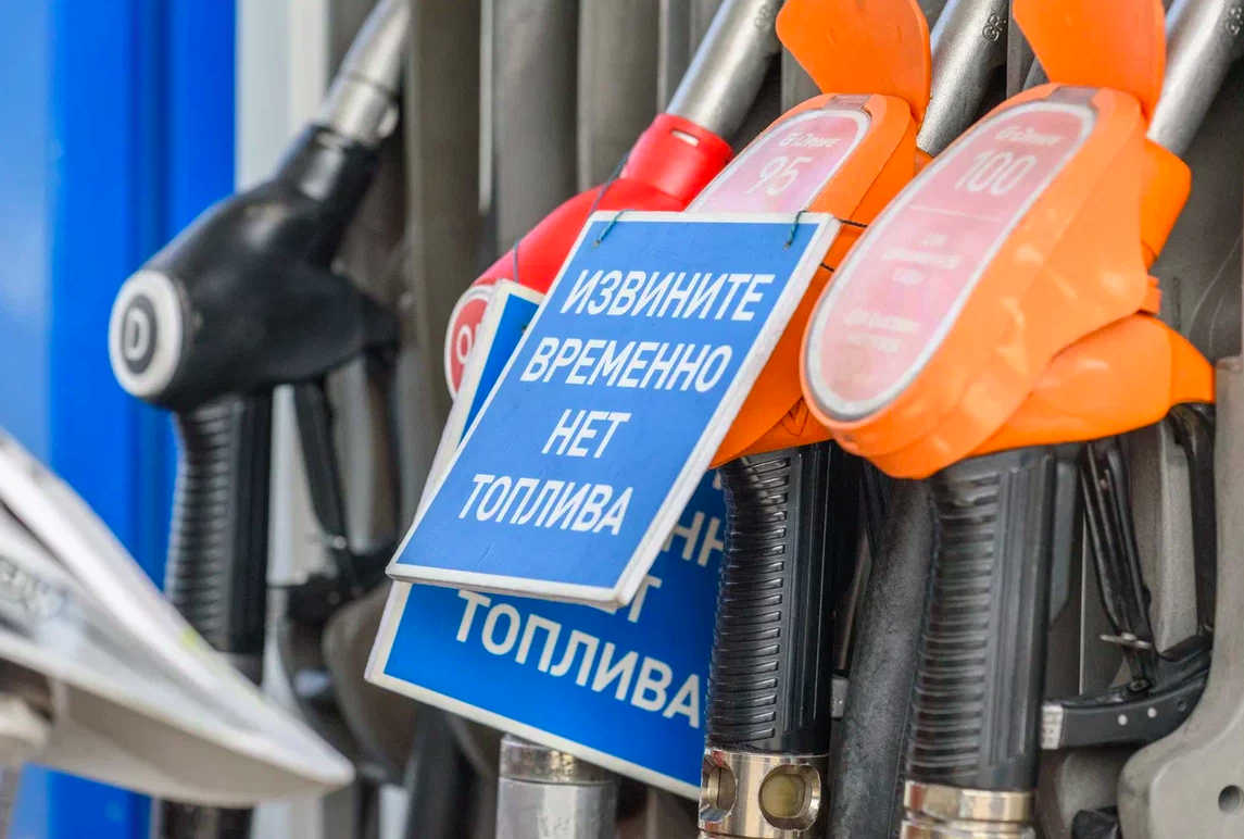 Фото «Ждём бензина четыре дня». На АЗС в Новосибирске образовался пятничный коллапс – цены на топливо взлетели до 170 рублей 7